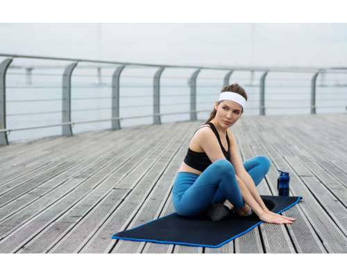 Коврик для йоги и активного отдыха Karmatta, черно-синий
